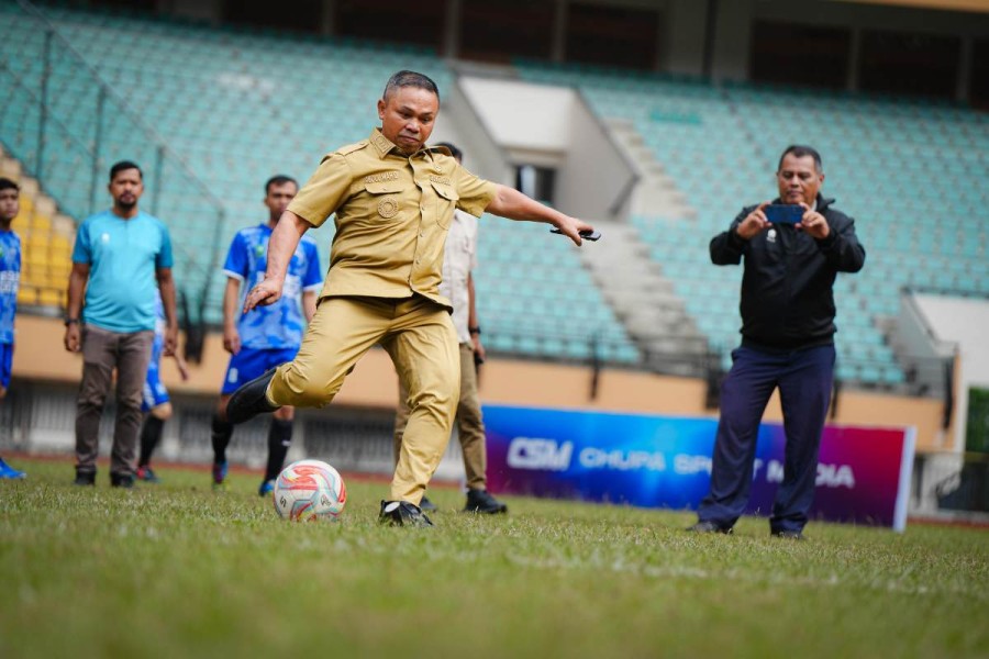 Mini Soccer Antar OPD Pemprov Riau Dimulai, Gubri Wahid Lakukan Tendangan Pertama