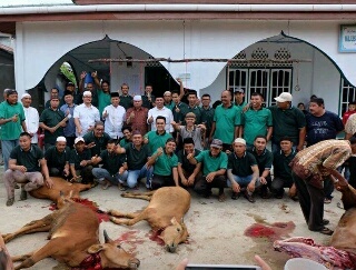 Berbagi Rejeki, Abdul Wahid Kurbankan 5 ekor Sapi di Inhil
