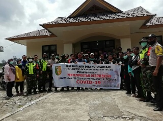 Camat Sentra Turut Hadir Saat Penyemprotan Desinfektan di Desa Koto Sentajo 