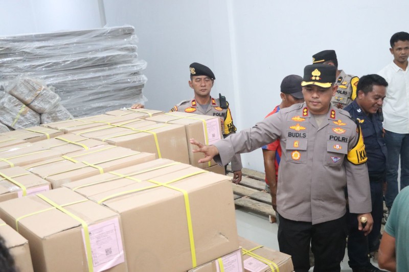 Kapolres Rohul Monitoring Kedatangan Logistik Pilkada 2024 di Gudang KPU