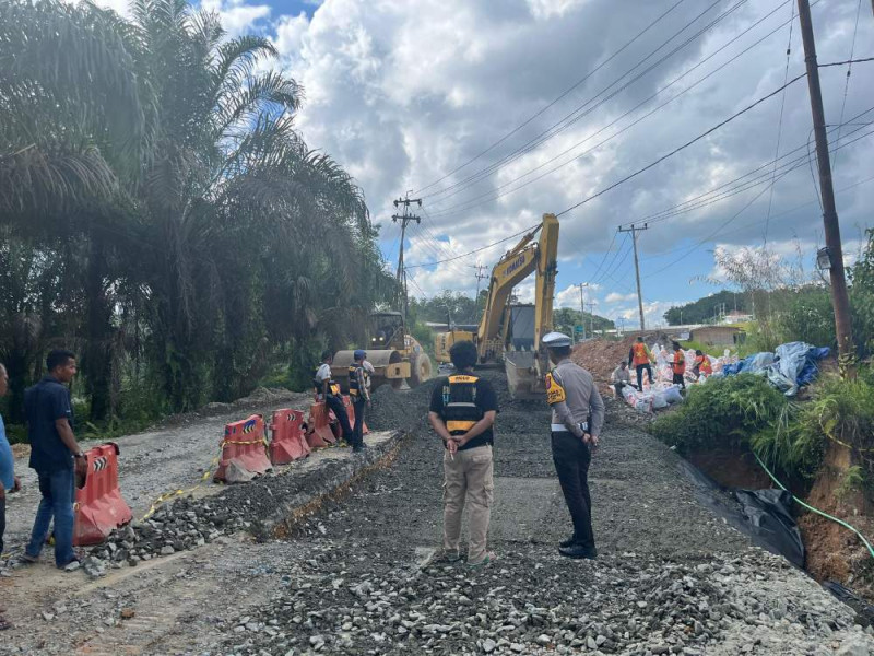 Jalur Lintas Riau Sumbar yang Amblas Sudah Diperbaiki, Polisi: Besok Sudah Bisa Dilintasi