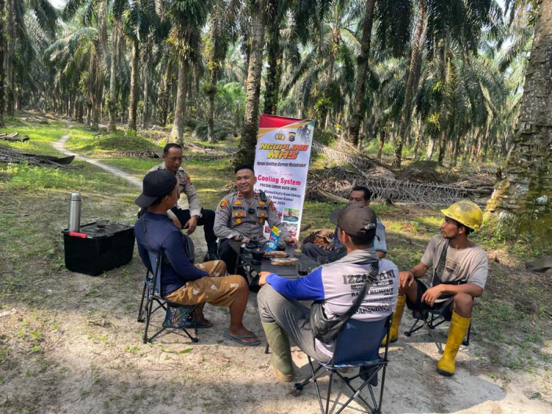 Untuk Pemilu Damai, Polsek LBJ Inhu Ngopi Keliling Bareng Masyarakat