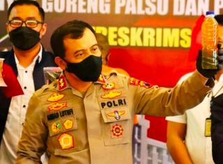 Polisi Ungkap Minyak Goreng Palsu Campur Air & Zat Pewarna 