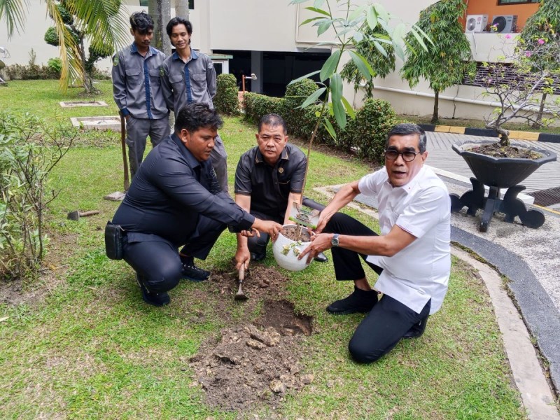 Dukung Program Green Policing, Pimpinan DPRD Riau Tanam Pohon di Gedung DPRD