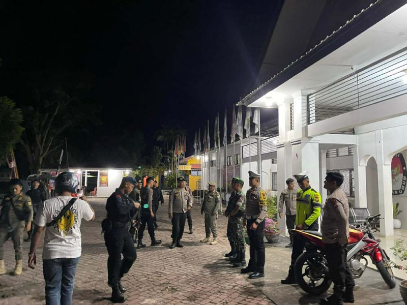 Polres Kuansing Patroli Gabungan Ton Standby Pengamanan Kantor KPU Kabupaten Kuansing Dalam Rangka OMP LK 2024