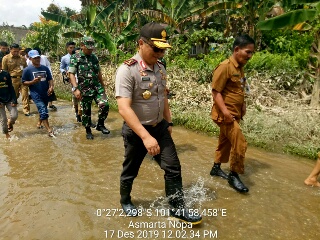 Basah-basahan Tinjau Warga Terkena Banjir, Kapolda Riau: Ini Bukti Negara Hadir Untuk Rakyatnya