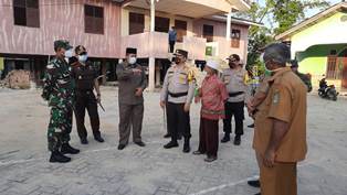 Didampingi Bupati Siak, Kapolda Riau Cek Kesiapan TPS di Minas & Ajak Masyarakat Ke TPS