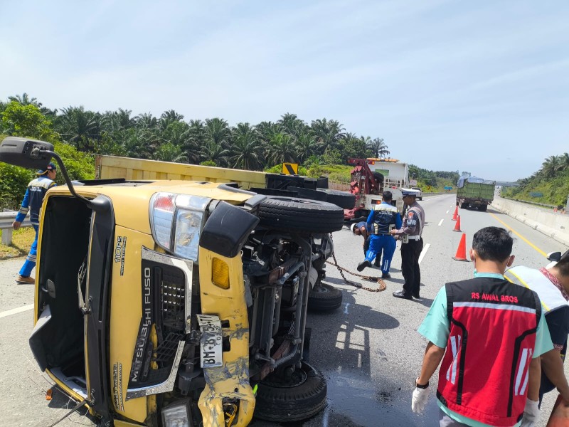 Kecelakaan di Tol Permai, Mobil Pajero Tabrak Truk hingga Terguling