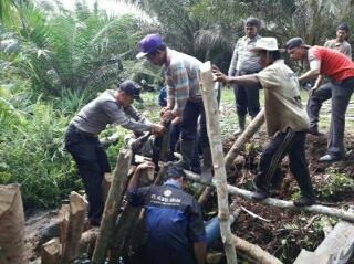 Antisipasi Kemarau dan Karhutla, Polsek Kempas dan Babinsa Buat Kanal Blocking