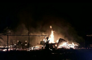 Pemilik Lagi Pulkam, Warung Ludes Dilalap Si Jago Merah