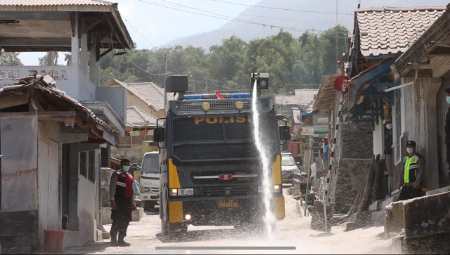 Pasca Erupsi Merapi, Polisi Berjibaku Bersihkan Abu Vulkanik