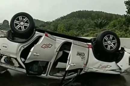 Rem Lengket Hantam Pembatas Jalan, Mobil Fortuner Terbalik di Tol Permai
