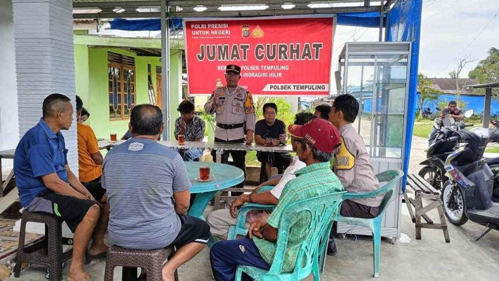 Kapolsek Tempuling Bersama Personil Gelar Kegiatan Jumat Curhat, Dengarkan Keluh Kesah Masyarakat