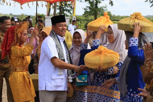 Hadiri Doa Padang, Warga Pulau Kumpai Antusias Sambut Plt Bupati