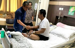 Bupati Mursini Besuk Mantan Bupati Sukarmis