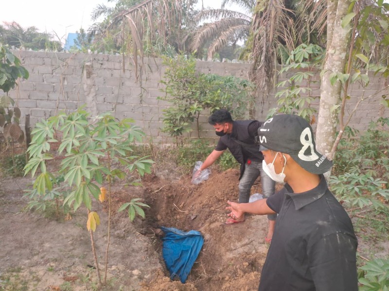 Mayat Pria Tanpa Busana Ditemukan Terkubur di Kebun Warga