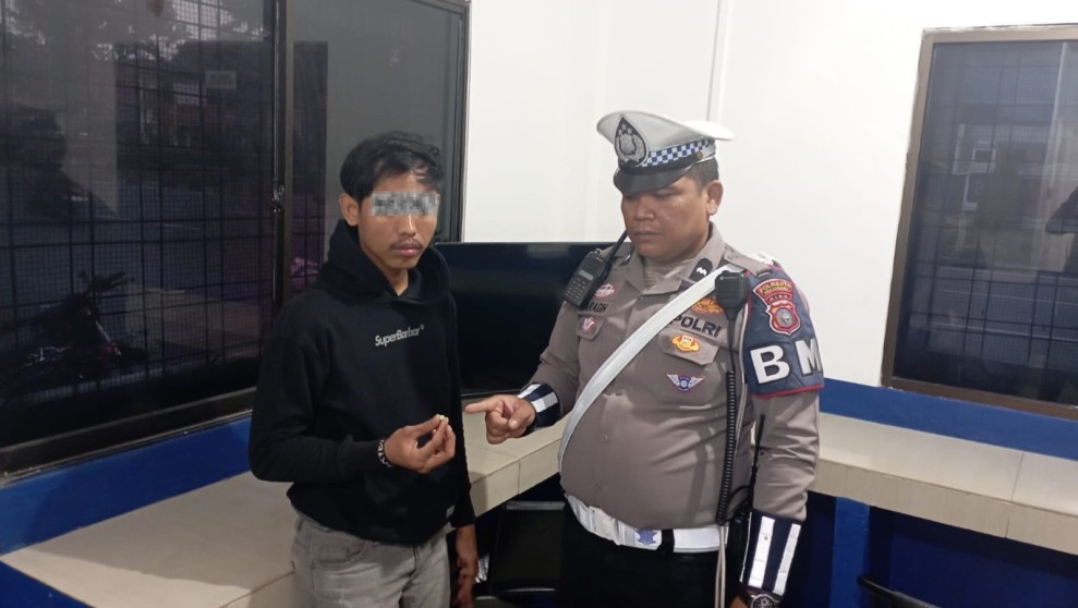 Diberhentikan Polisi karena Tak Pakai Helm, Ternyata Pengendara Ini Bawa Narkoba