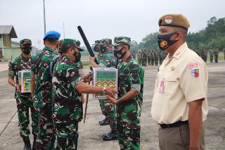 Pimpin Apel Luar Biasa, Danlanud Rsn Serahkan Bingkisan Lebaran