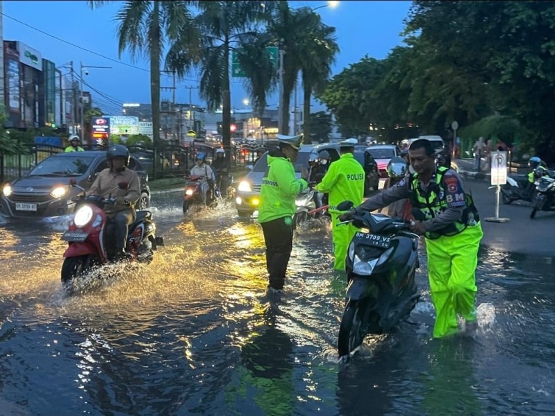 Banjir Genangi Sejumlah Jalan di Pekanbaru, Kapolda Puji Kesigapan Petugas
