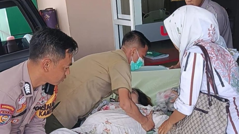 Aksi Cepat Bhabinkamtibmas Selamatkan Ibu Hamil Korban Kecelakaan di Rokan Hulu