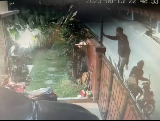 Terungkap di CCTV, Pelaku Curanmor Incar Motor Warga, Tapi Gagal Jebol Pagar Rumah