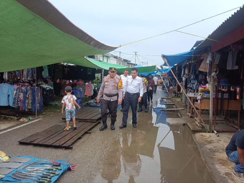 Kapolsek Tempuling Bersama Personel Gelar Patroli Pasar Sungai Salak, Berikan Edukasi Pasca Pilkada 2024