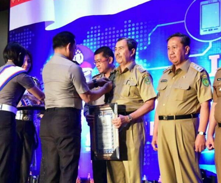 Syamsuar Terima Penghargaan Dari Kapolri