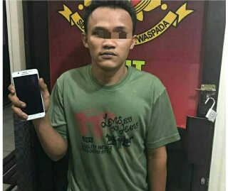 Rampas HP Bu Guru, Pria Ini Nginap Di Kantor Polisi