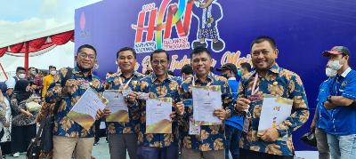 Presiden Jokowi Serahkan Penghargaan PCNO kepada Lima Wartawan Asal Riau