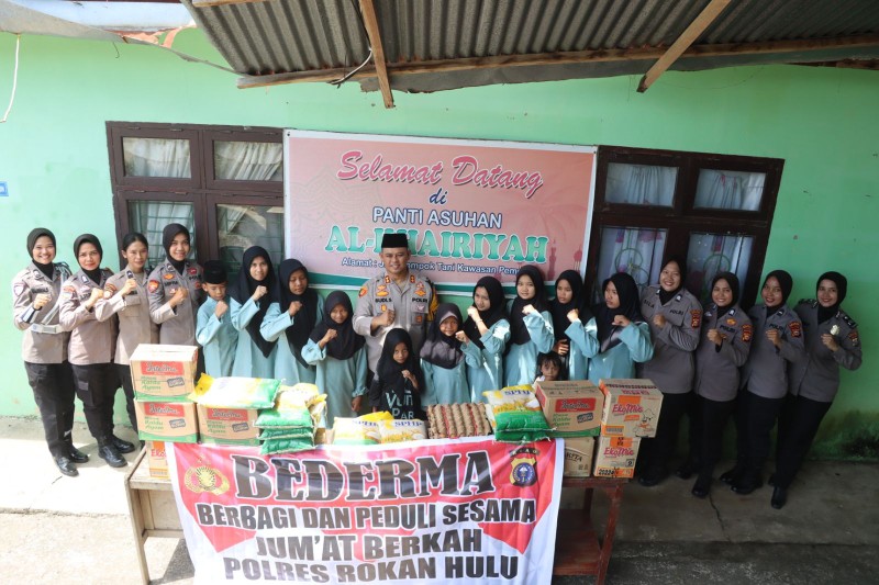 Kapolres Rohul Bagikan Ratusan Nasi Kotak di Masjid dan Panti Asuhan Giat Cooling System dan Jumat Berkah