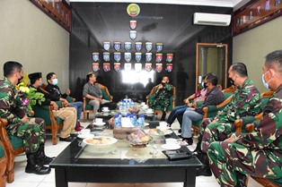 Sarat dengan Prestasi, Komandan Korem 031 Wira Bima Terima Penghargaan dari Perusahaan Media