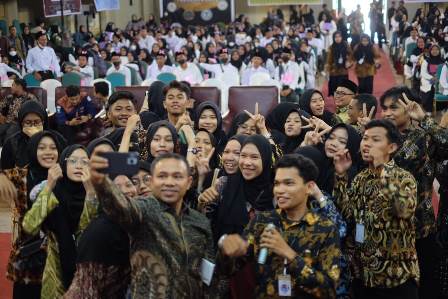 Ungkap Kegetiran Ditinggal Ayah, Kuliah Sambil Kerja, Abdul Wahid: Mau Sukses?, ini Resepnya