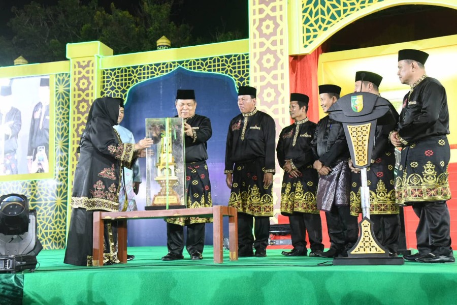Bupati Kasmarni Serahkan Piala Bergilir MTQ Riau, Bengkalis Siap Pertahankan Juara