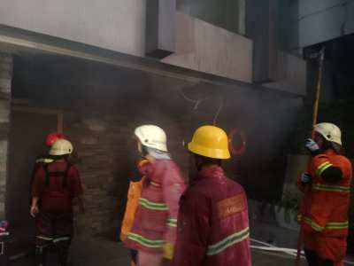 Lantai Lima Terbakar, Lobby Hotel Premiere Pekanbaru Diselimuti Asap 