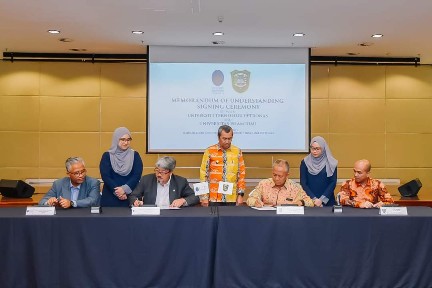 Disaksikan Gubernur Riau, UIR Teken MoU dengan UTP Malaysia