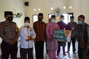 Serahkan Zakat Pola Konsumtif, Husni: Dimana Didapat Disitu Berzakat