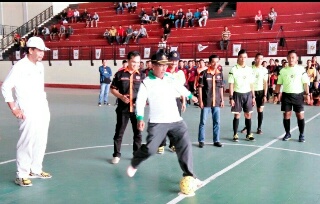 Tendangan Kadis Kominfops Inhil Tanda Dimulainya Futsal Championship PWI CUP 2017