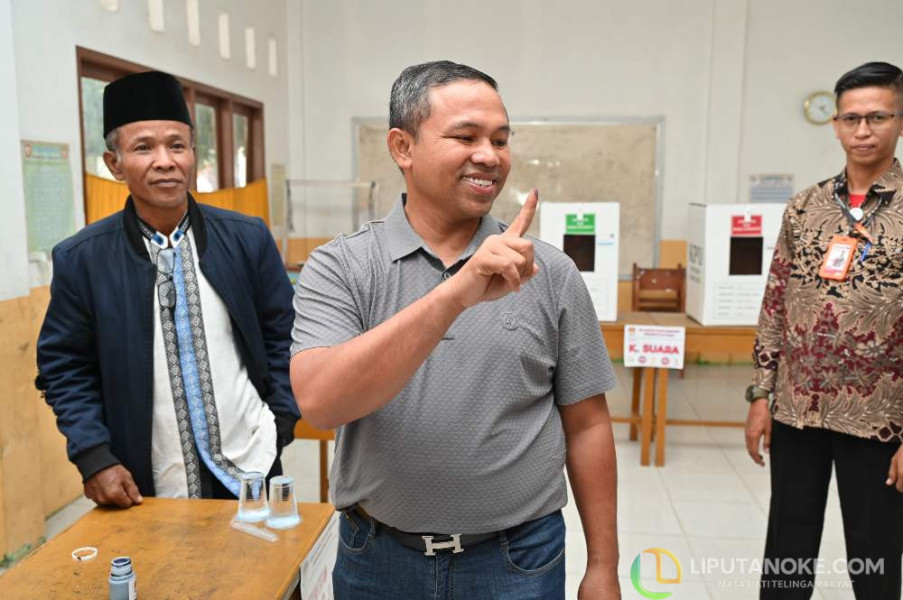 Abdul Wahid Nyoblos di TPS 15 Kelurahan Tangkerang Labuai Pekanbaru, Sapa Masyarakat dengan Senyum Sumringah