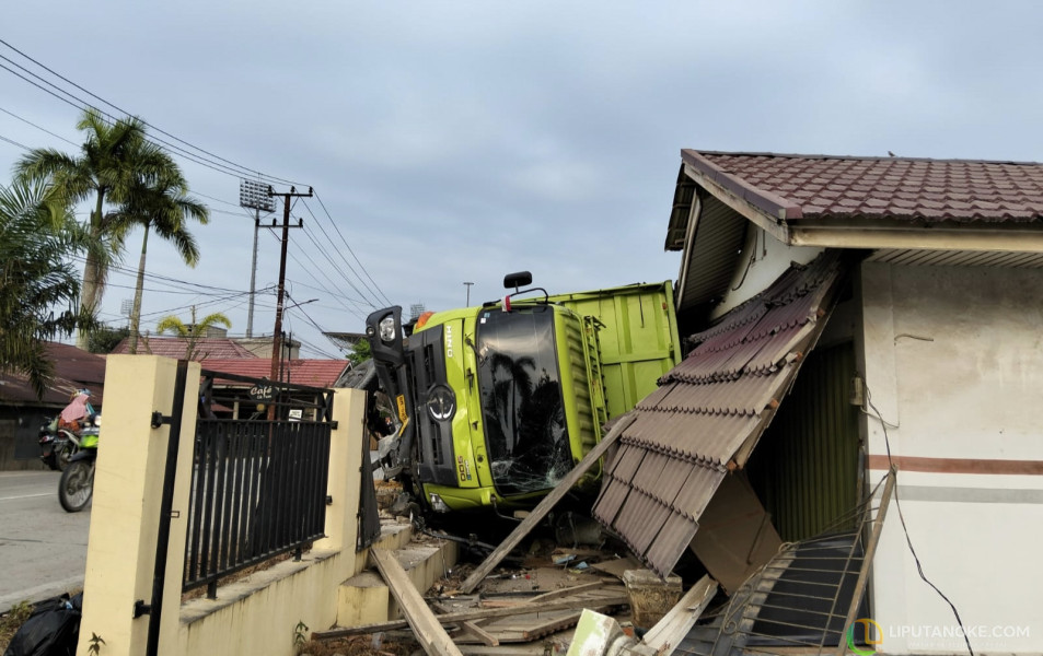 Di Pagi Buta, Truk Batu Bara Di Inhu Hantam Rumah Warga