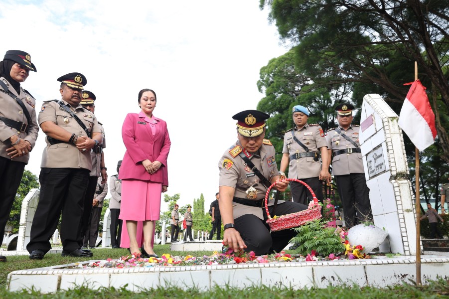 HUT ke-79 Bhayangkara, Kapolda Riau Pimpin Upacara Ziarah dan Tabur Bunga