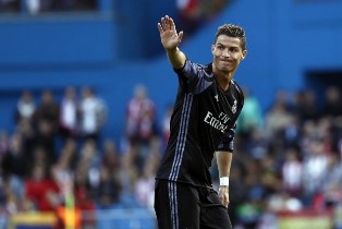 Tundukkan Malaga 2-0, Real Madrid Angkat Trofi La Liga