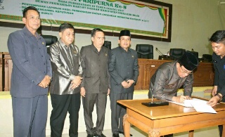 DPRD dan Pemkab Inhil Sahkan APBD-P 2017