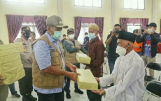 Angka Positif Covid-19 Tinggi, Bupati Siak Bagikan Masker ke Tempat Ibadah & Pasar