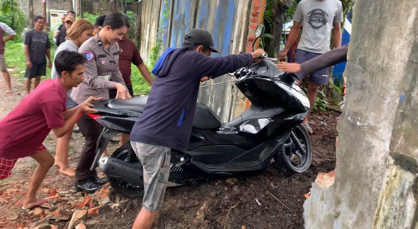 Permintaan Warga Terdampak Banjir di RSDC, Ditlantas Polda Riau Jebol Pagar Pembatas