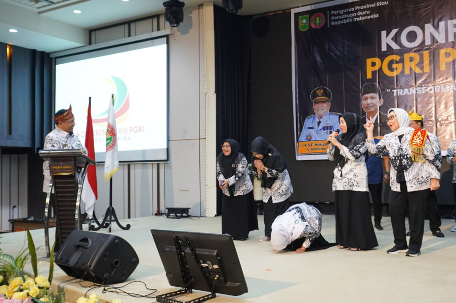 Lama Mengabdi, 4 Guru Sujud Syukur Dihadiahi Umroh oleh Pj Gubernur SF Hariyanto