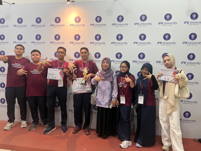 Siswa SMAN 8 Pekanbaru Torehkan Prestasi di Tingkat Nasional, Sabet Medali Emas dan Perunggu di Ajang POSI