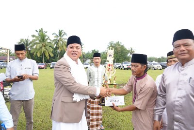 Warga Koto Simandolak Terkejut  Plt Bupati Shalat Id di Lapangan PESSI