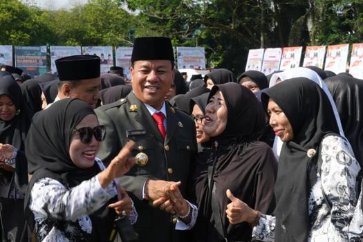 Usai Upacara Peringatan Hardiknas, Suhardiman Salami Guru dan Ketua PGRI