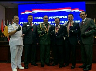 Diwisuda, Nizhamul Terima Piagam dari Gubernur Lemhanas