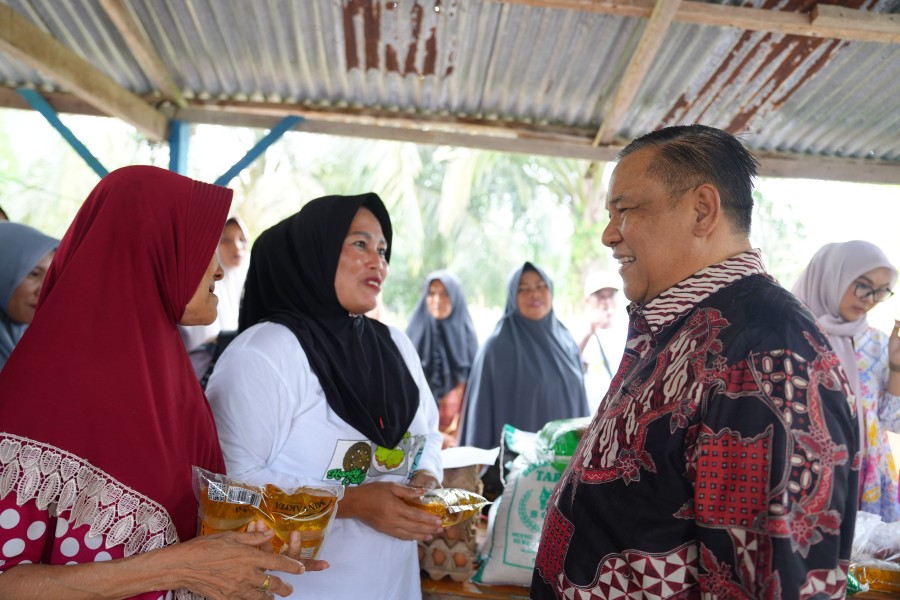 Plt Gubri Tinjau Pasar Murah di Tenayan Raya, Bagikan Beras dan Minyak Gratis